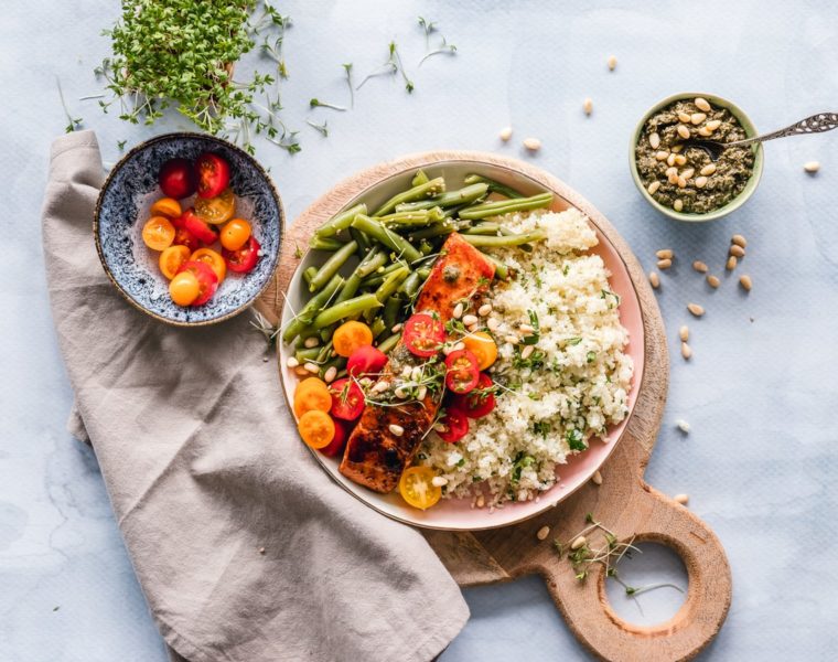 Platou cu salată cu quinoa