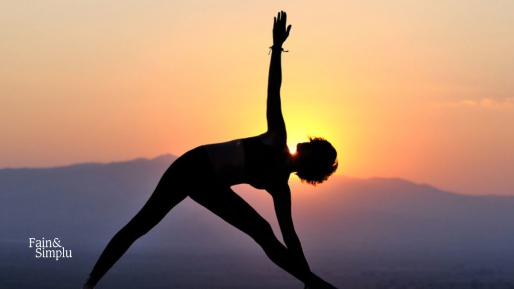 5 posturi de yoga care ajută digestia