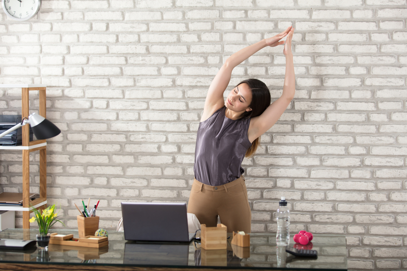 8 exerciții de stretching la birou