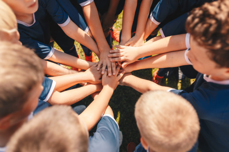 Sporturile de echipă pentru copii: beneficii pentru dezvoltarea lor socială și fizică
