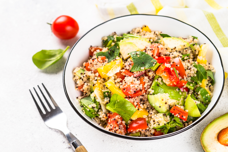 2. Salată de Quinoa cu Legume Proaspete - 5 rețete simple pentru prânz
