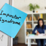Sindromul Impostorului: Cum poți depăși starea de auto-îndoială și să îți valorifici adevăratele abilități