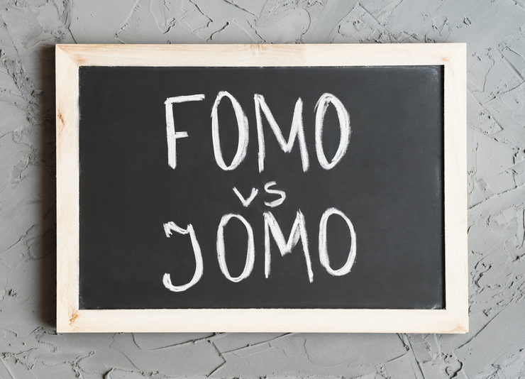 FOMO vs JOMO: Gestionarea tensiunii dintre dorința de a fi conectat și plăcerea de a rămâne offline
