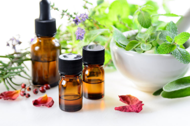 Beneficiile uleiurilor esențiale: Ghidul complet al aromaterapiei