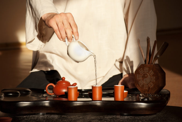 Ceaiul ceremonial: O metaforă pentru introspecție și creștere spirituală